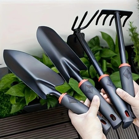 Un ensemble de quatre outils de jardinage extérieur comprenant une petite pelle pour la plantation de fleurs, un râteau à cinq