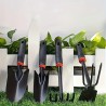 Un ensemble de quatre outils de jardinage extérieur comprenant une petite pelle pour la plantation de fleurs, un râteau à cinq