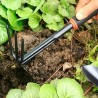 Un ensemble de quatre outils de jardinage extérieur comprenant une petite pelle pour la plantation de fleurs, un râteau à cinq