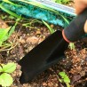 Un ensemble de quatre outils de jardinage extérieur comprenant une petite pelle pour la plantation de fleurs, un râteau à cinq